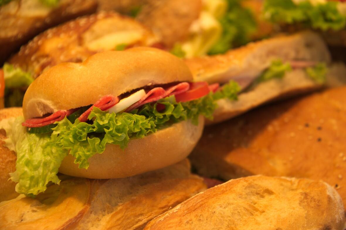 baeckerei-schlegl-neuburg-salami-semmel-mit-gurken-salat-und-ei